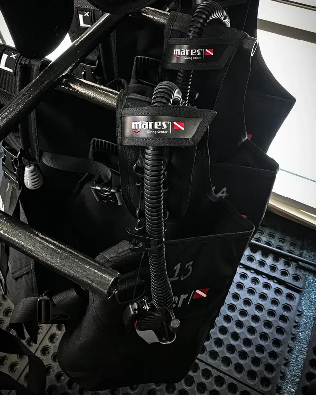 Equipement de plongée complet avec détendeur et gilet stabilisateur noir