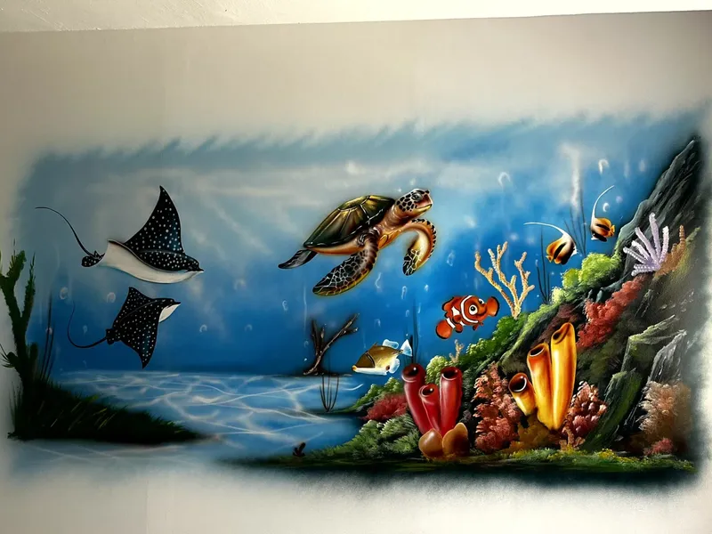 Tortue marine, raies manta et poissons tropicaux dans un récif corallien