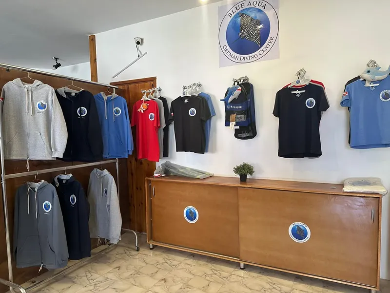Boutique de plongée avec vêtements à l'effigie du centre de plongée