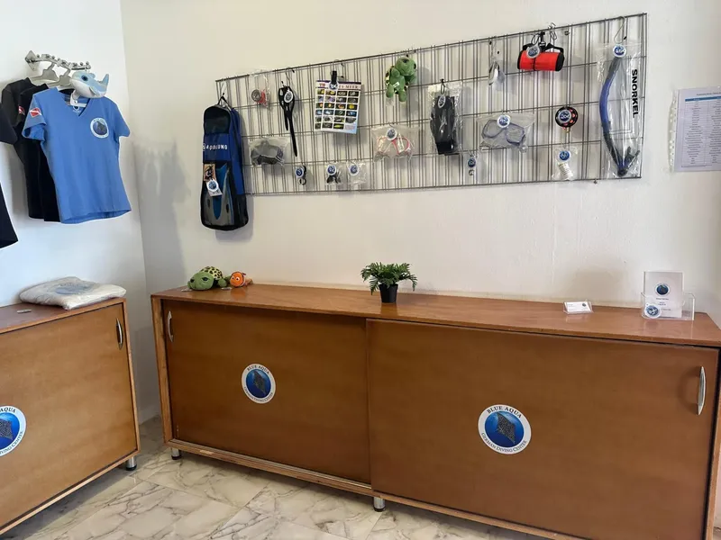 Intérieur d'un centre de plongée avec équipement et comptoir d'accueil