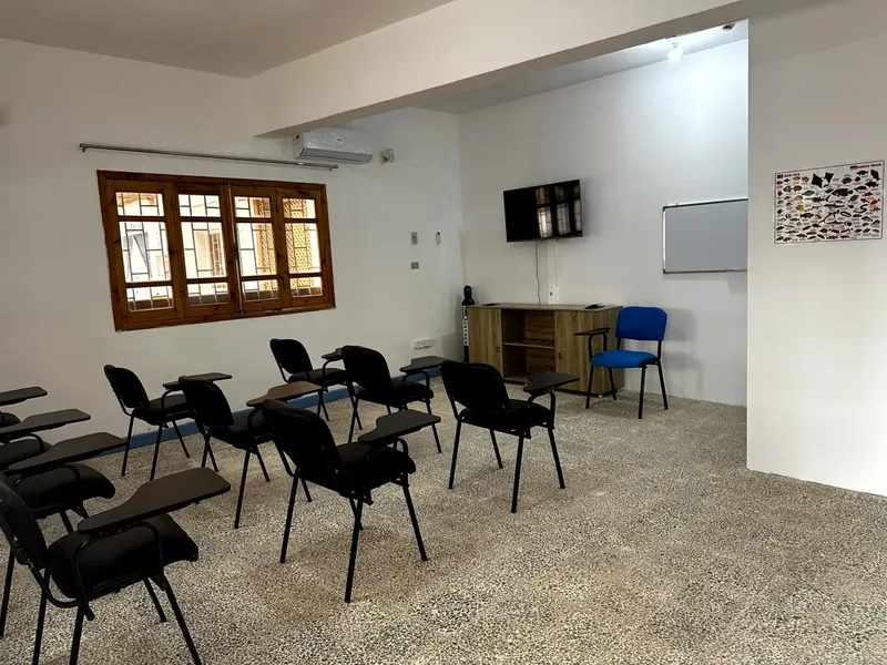 Salle de cours de plongée avec tables, chaises et tableau blanc
