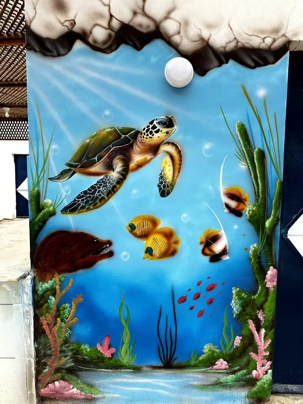 Peinture murale représentant une tortue de mer et des poissons tropicaux