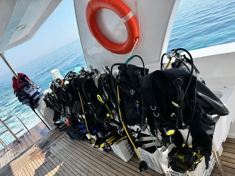 Equipement de plongée complet sur le pont d'un bateau en mer