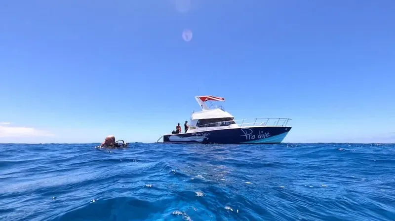 Bateau de plongée avec des personnes à bord sur une mer bleue