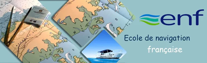 Cartes marines, compas et bateau d'école sur fond bleu clair