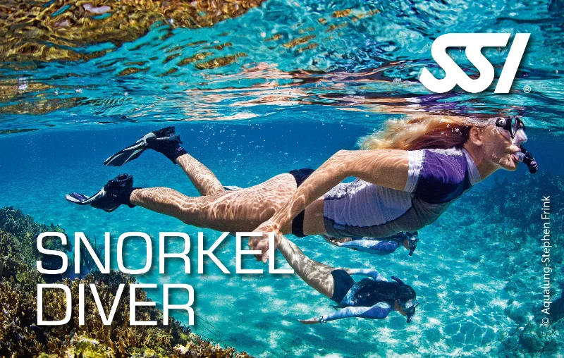Femme pratiquant le snorkeling dans une eau turquoise et claire