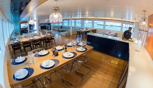 Salle à manger lumineuse sur un bateau de plongée avec des convives