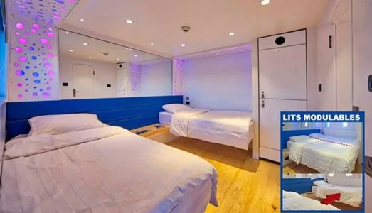 Intérieur de cabine de bateau avec lits modulables et éclairage moderne