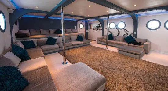 Salon confortable sur un bateau de plongée avec canapés et tapis