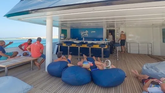 Personnes se relaxent sur le pont d'un bateau de croisière, ambiance vacances