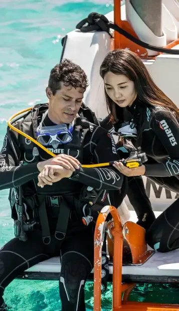 Deux plongeurs vérifient l'équipement avant une immersion en mer