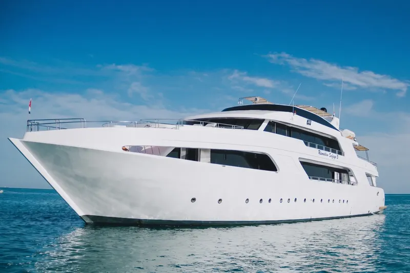Grand bateau de croisière blanc navigue sur une mer bleue calme