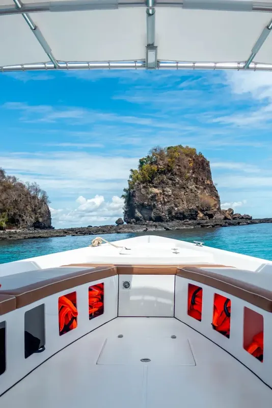 Vue depuis un bateau de plongée vers une île rocheuse en mer
