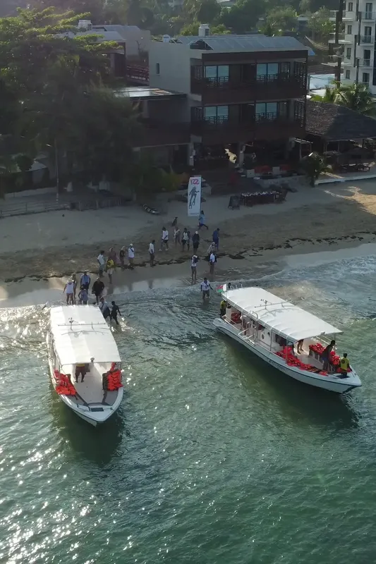 Vue aérienne de bateaux de plongée et de personnes sur une plage