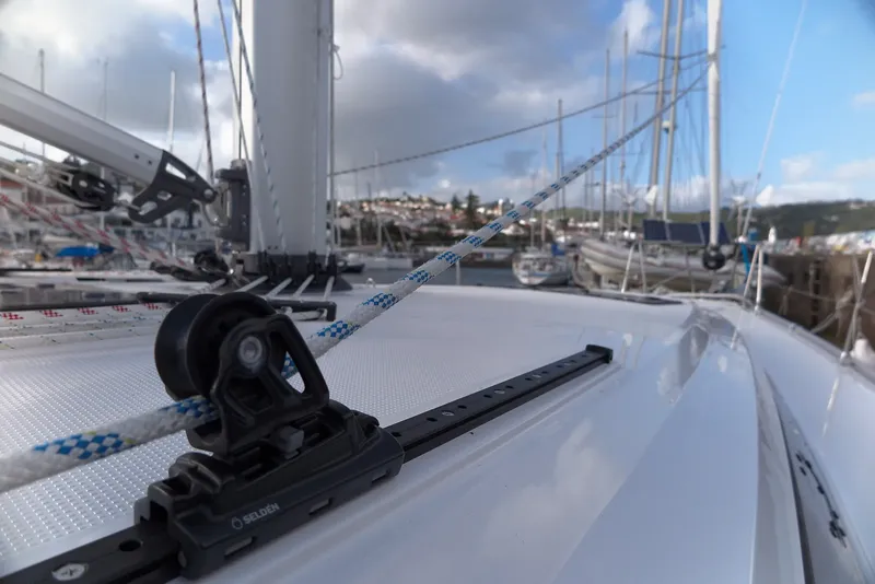 Vue rapprochée d'un bateau à voile amarré dans un port ensoleillé