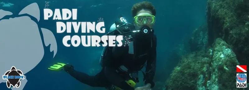 Plongeur avec équipement complet explore un récifal sous-marin bleu