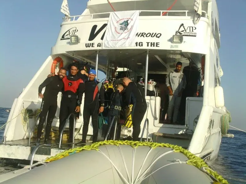 Plongeurs équipés se préparent à embarquer sur un bateau de plongée