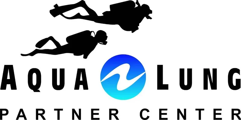 Deux plongeurs en silhouette, logo Aqualung, centre partenaire de plongée