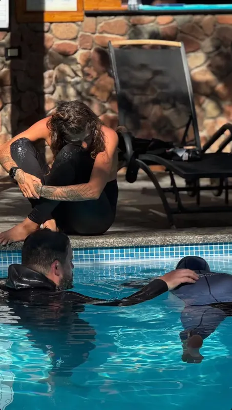Plongeurs s'équipent au bord d'une piscine, préparation immersion