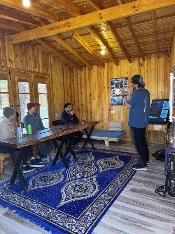 Intérieur en bois avec un instructeur expliquant à des élèves