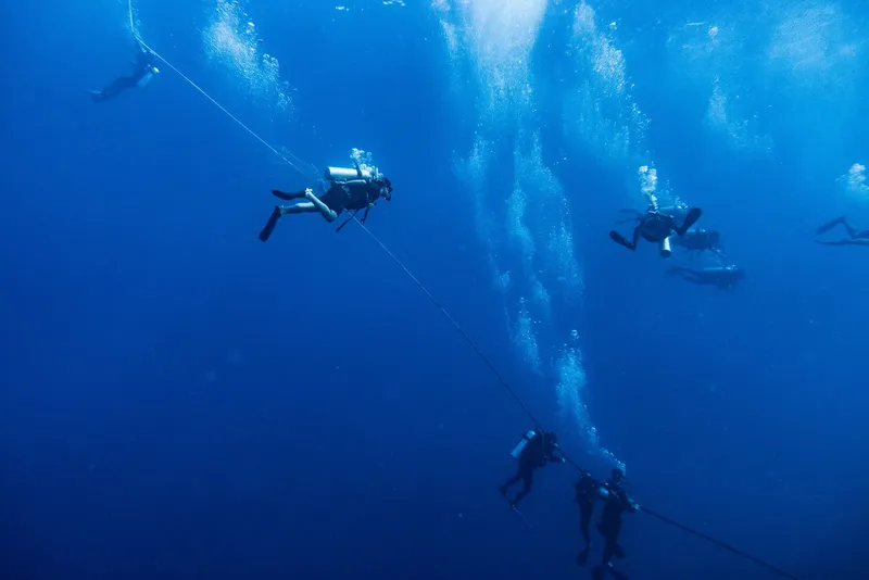 Plongeurs en formation évoluent le long d'un fil guide sous-marin
