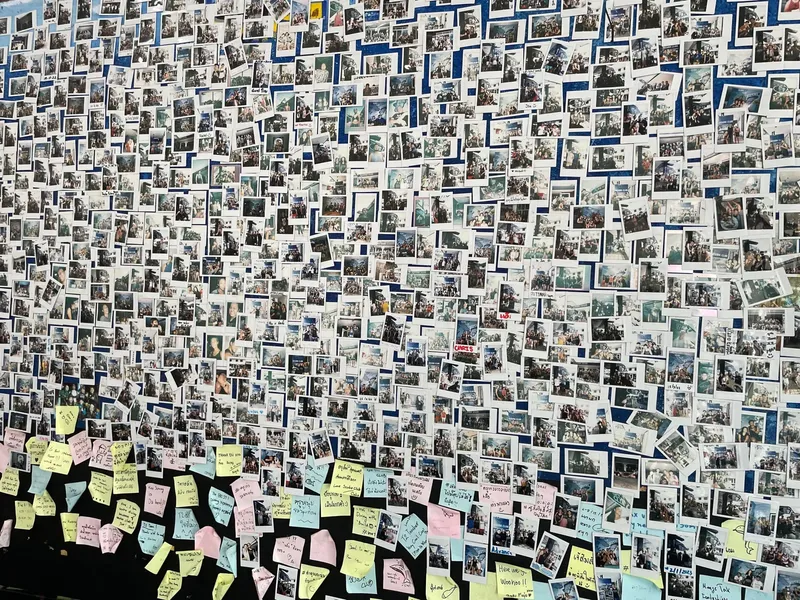 Mur entier recouvert de nombreuses photos de plongée et de notes