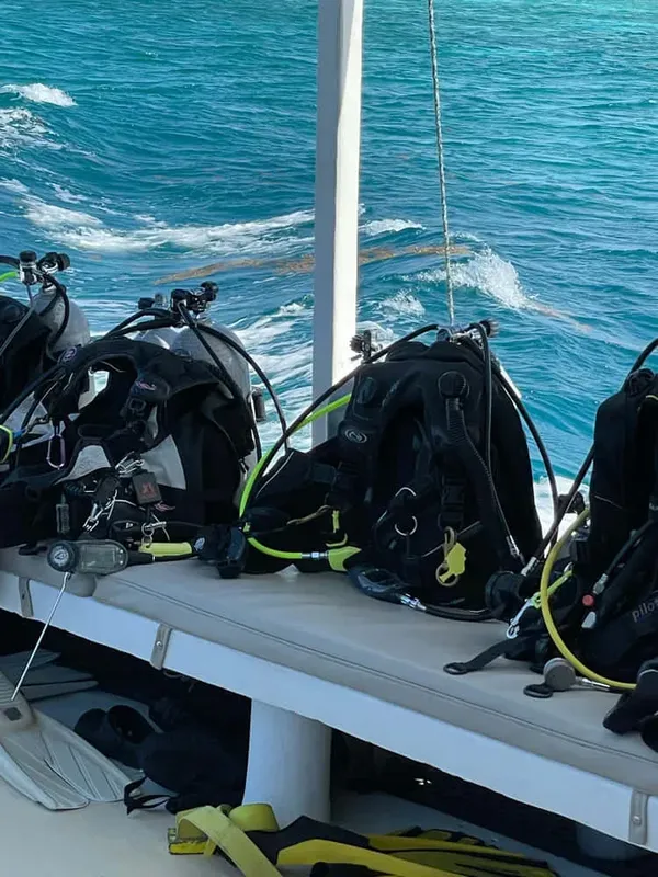 Equipement de plongée complet rangé sur le pont d'un bateau en mer