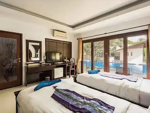 Chambre d'hôtel lumineuse avec lits jumeaux et vue sur piscine