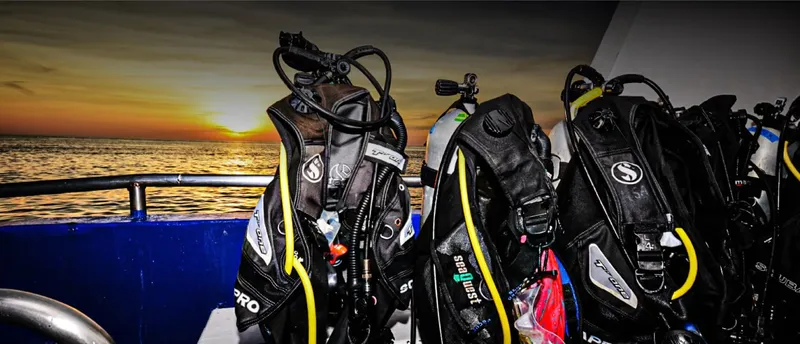 Equipement de plongée complet sur un bateau au coucher du soleil