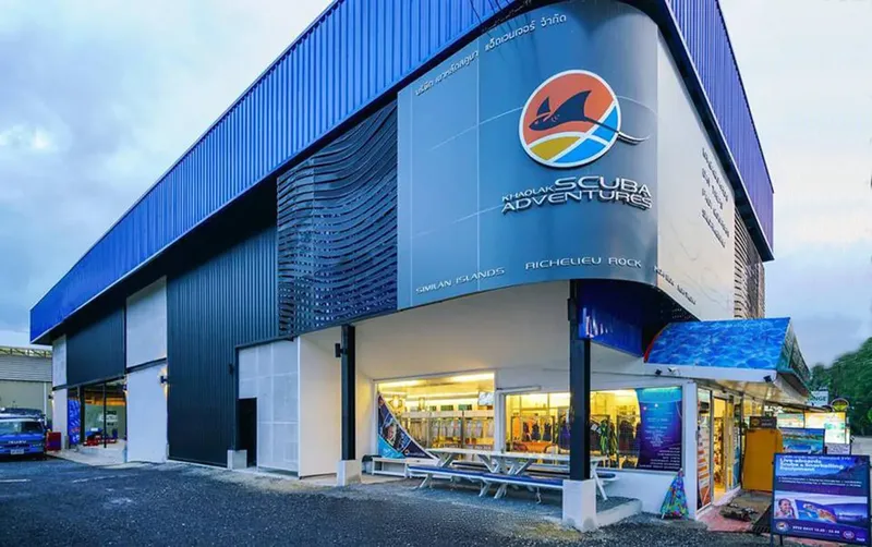 Façade d'un centre de plongée avec enseigne et vitrine colorée
