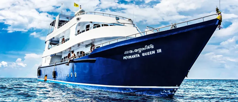 Grand bateau de croisière bleu et blanc avec des personnes à bord