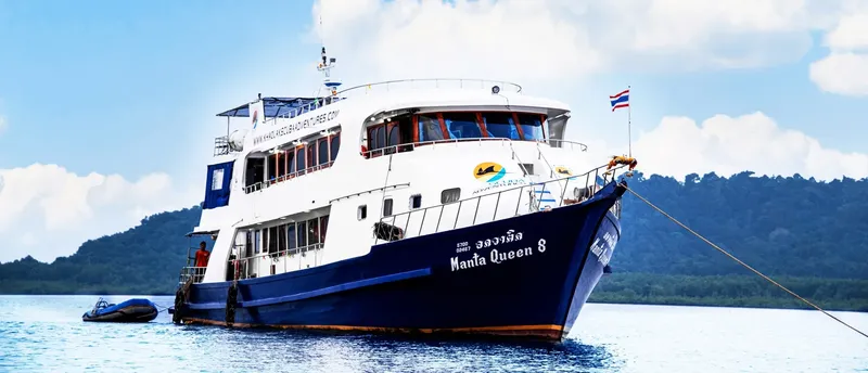 Grand bateau de plongée amarré en mer sous un ciel bleu clair