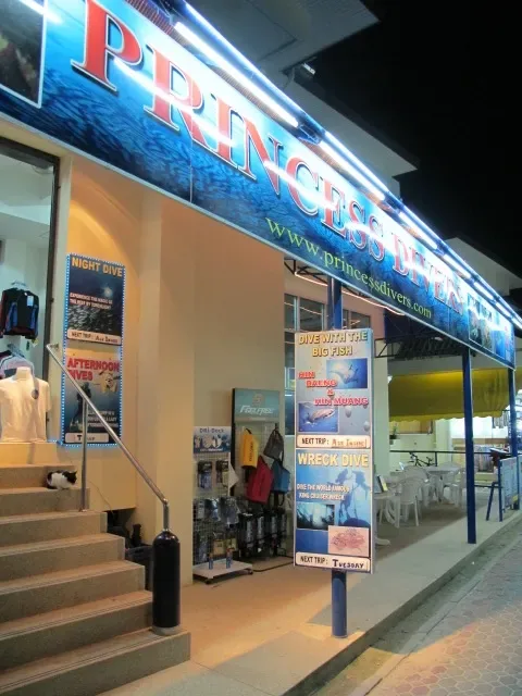 Devanture d'un centre de plongée avec affiches et équipement visible