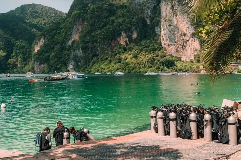 Plongée : préparation du matériel et embarquement pour une excursion en mer