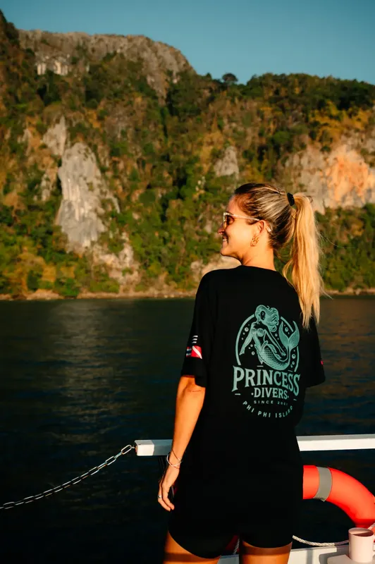 Femme regardant le paysage marin depuis un bateau de plongée