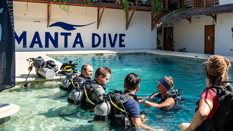 Cours de plongée en piscine avec des participants équipés de bouteilles