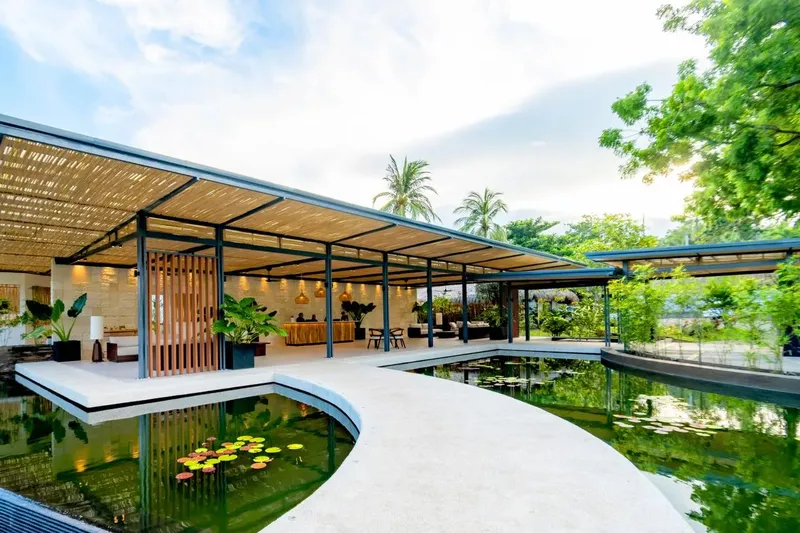 Architecture moderne d'un centre avec des bassins et végétation luxuriante
