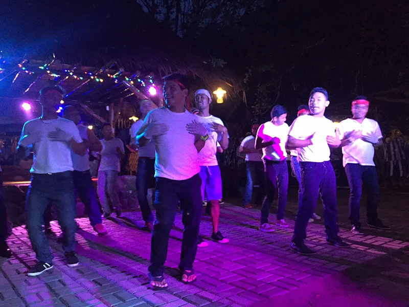 Groupe de personnes faisant une activité physique en extérieur illuminé