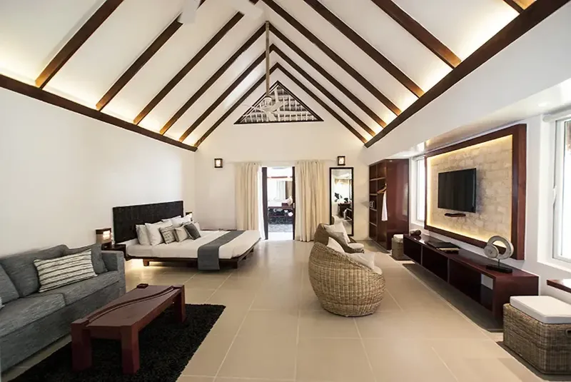 Chambre spacieuse avec lit king size, canapé et décoration moderne