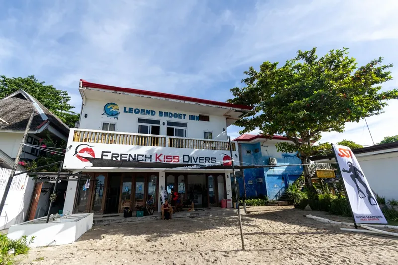 Façade d'un centre de plongée avec du matériel et des personnes