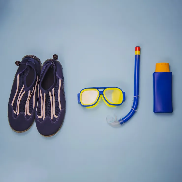 Chaussons de plongée, masque, tuba et bidon de plongée bleus