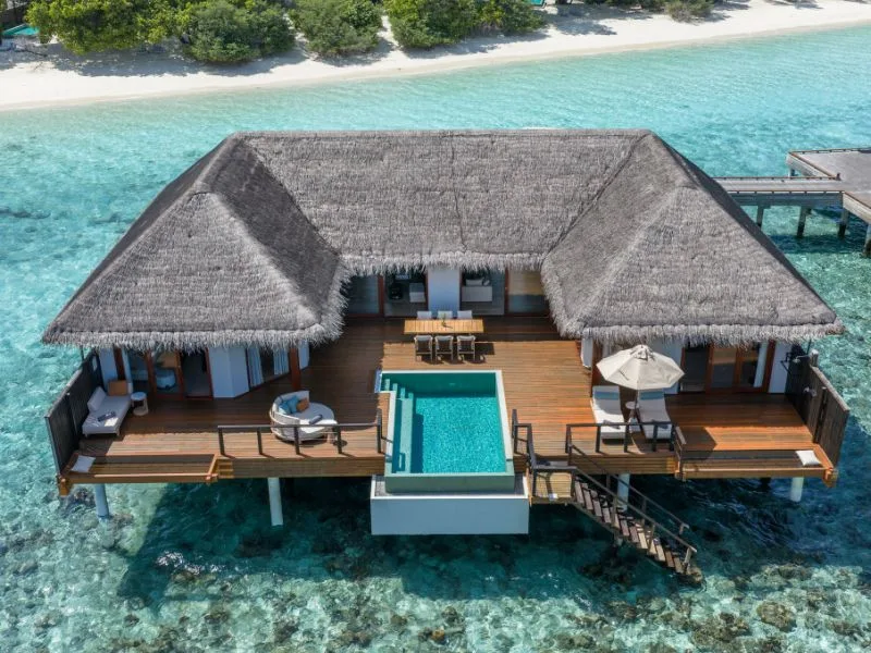 Vue aérienne d'une villa de luxe sur pilotis avec piscine
