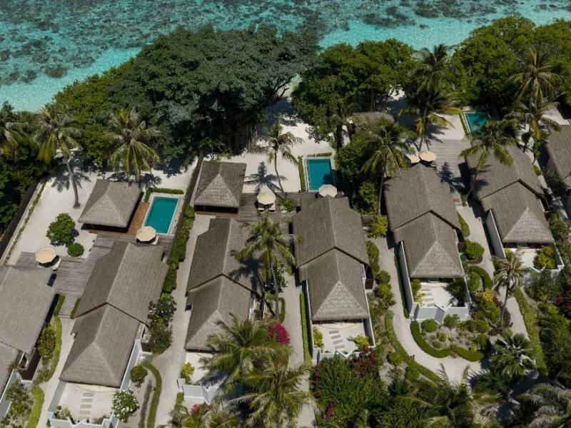 Vue aérienne d'un complexe hôtelier avec des villas et piscines