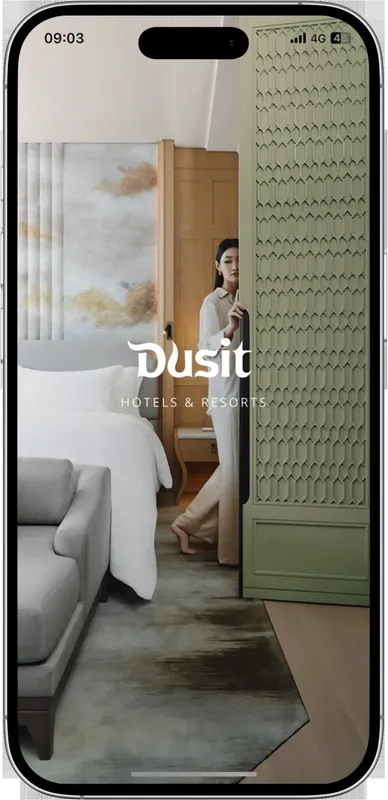 Femme dans une chambre d'hôtel luxueuse, devant un mur texturé