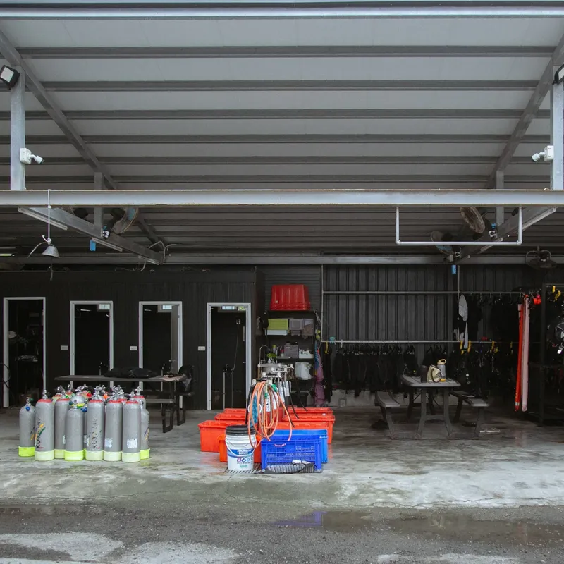 Intérieur d'un centre de plongée avec des bouteilles et du matériel