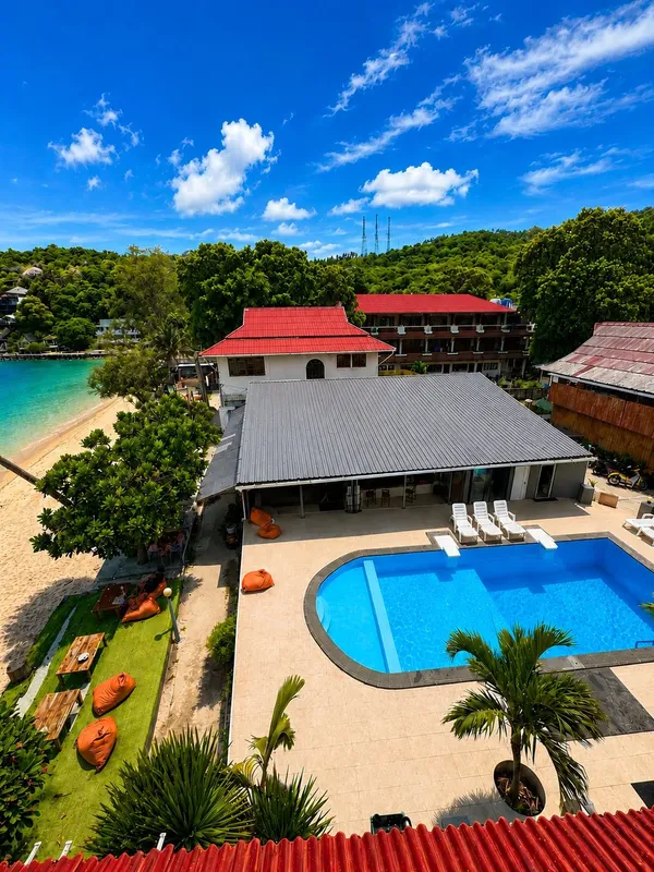 Vue aérienne d'un centre de plongée avec piscine et végétation tropicale