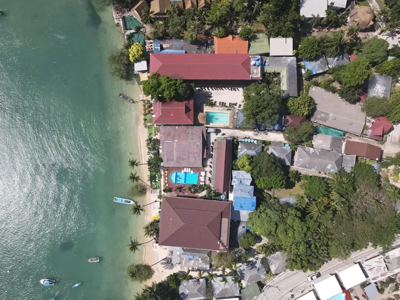 Vue aérienne d'un centre de plongée avec piscines et accès mer