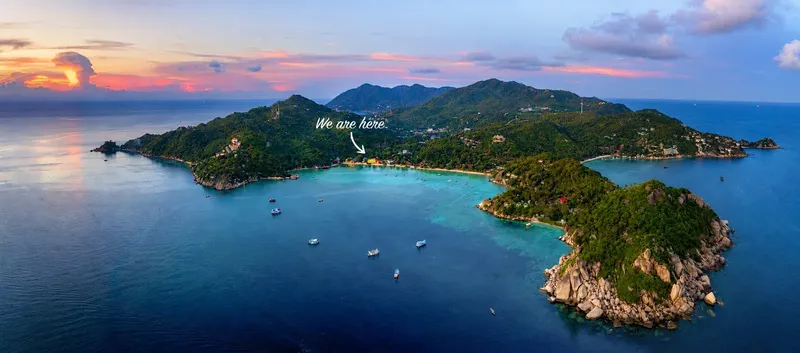 Vue aérienne d'une île tropicale avec des bateaux et végétation luxuriante