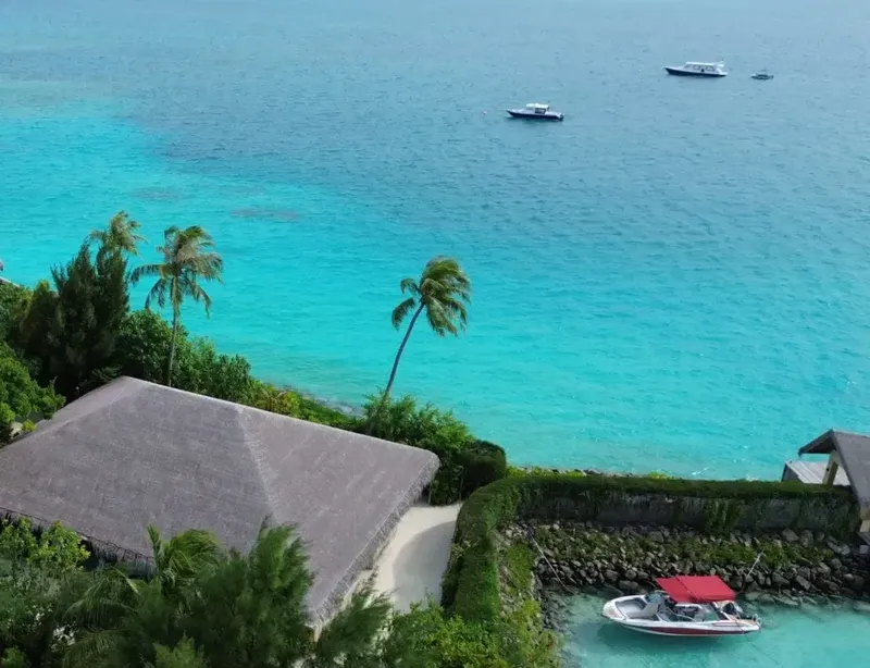 Vue aérienne d'un centre de plongée avec bateaux et mer turquoise