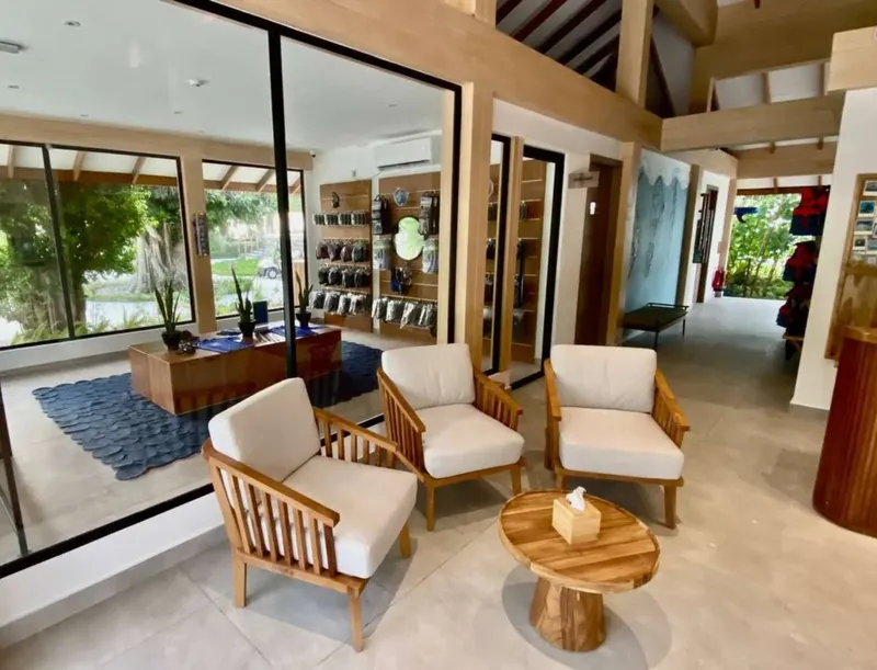 Intérieur lumineux d'un centre de plongée avec mobilier en bois et équipement